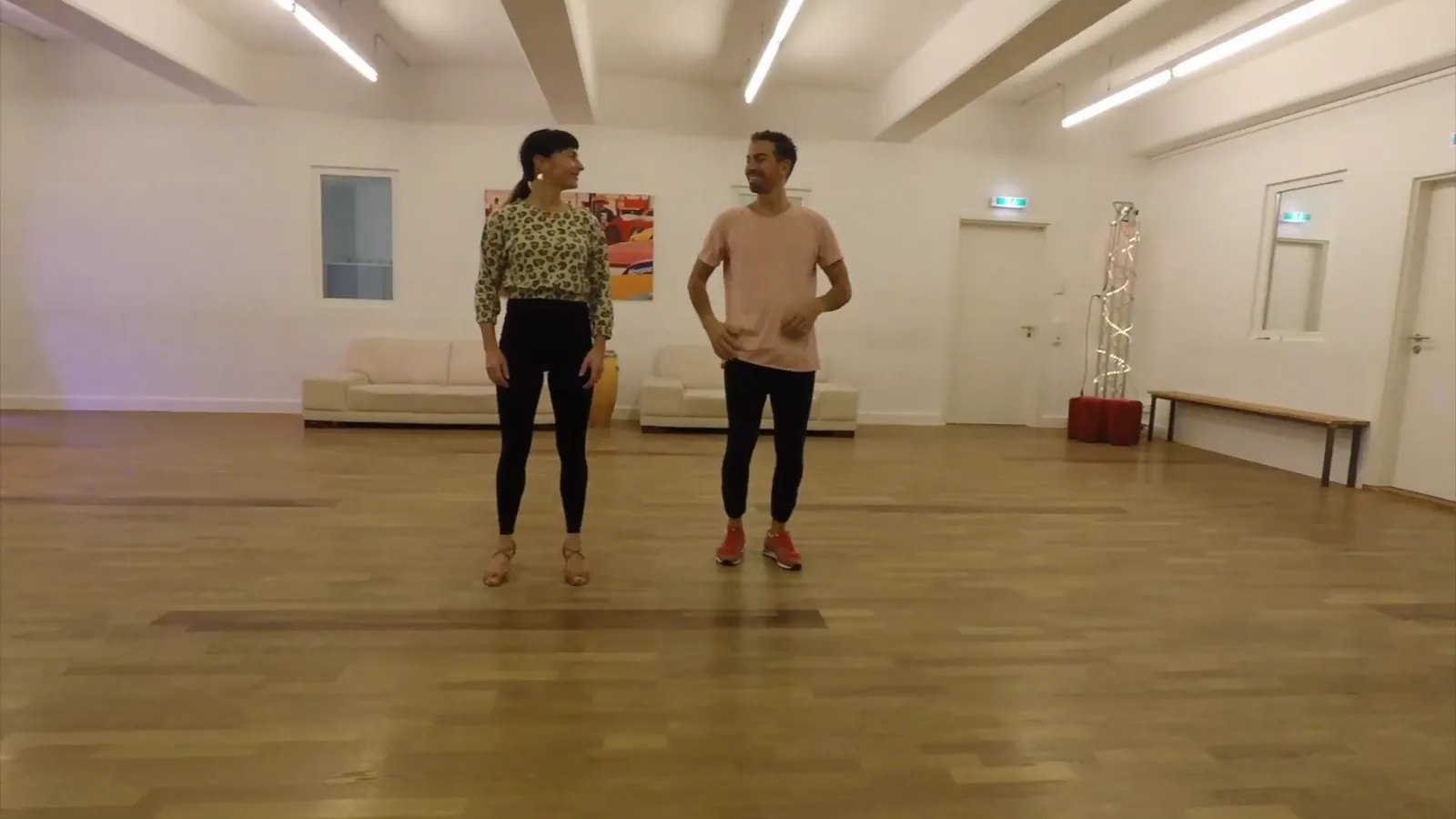 Der große Tanzsaal in der Rosastraße 9: Parkett, Sofas, helle Wände