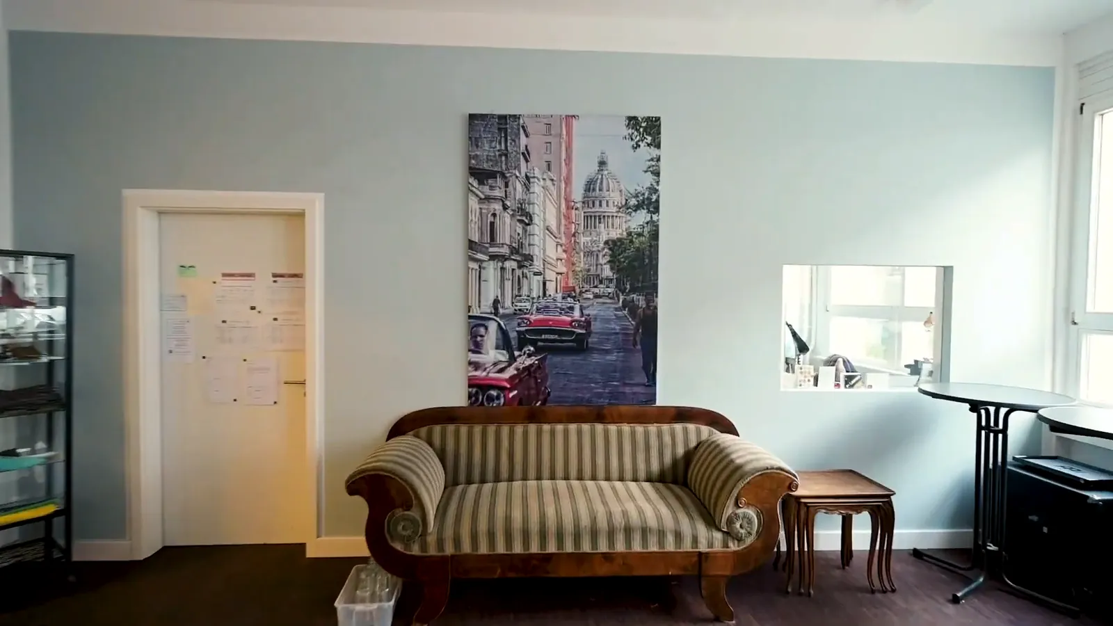 Die Lounge-Ecke mit Sofa und Havanna-Bild
